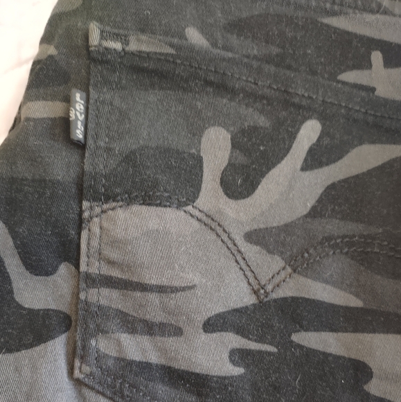 Levi’s 721 High Rise Skinny Ankle Jeans Black/Gray Camo. NWT - Picture 2 of 5